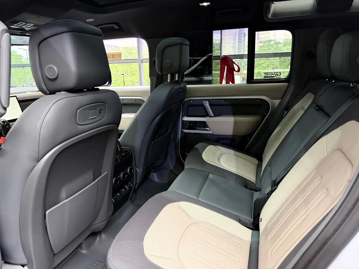 Land Rover Defender 2022 110 P400 X-DYNAMIC HSE фото 8