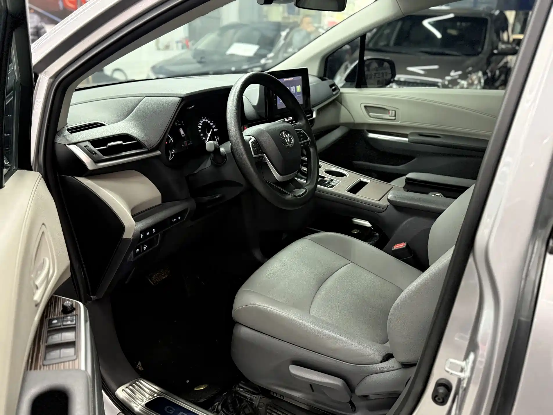 Фото 4 - Toyota Granvia