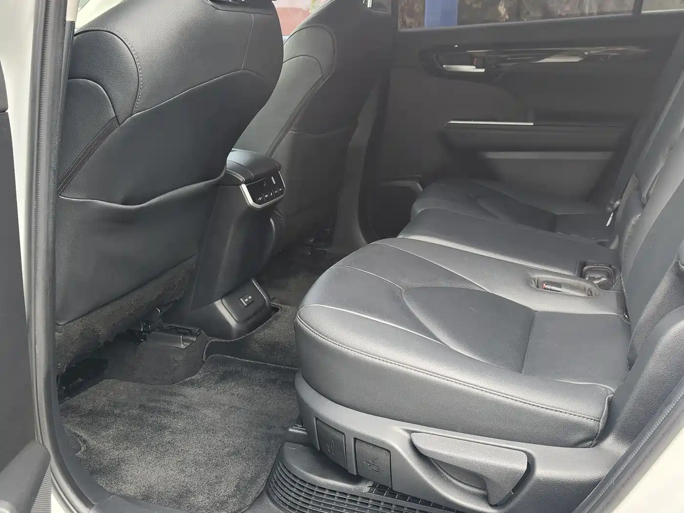 Toyota Highlander 2023 2.5L Smart Hybrid Dual Engine AWD Premium 7-Seater фото 13