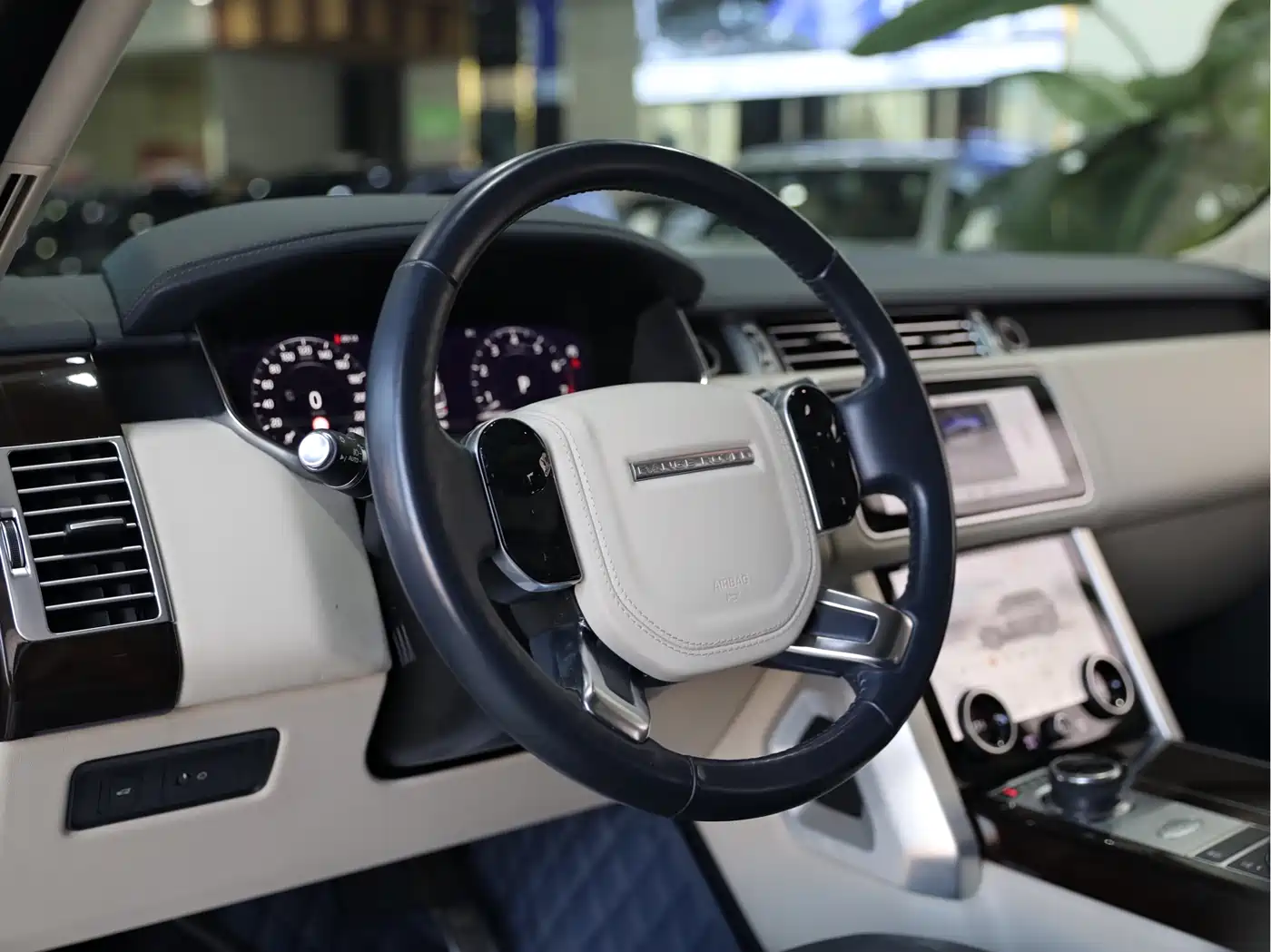 Land Rover Range Rover 2021 3.0 L6 Heritage Extended Classic Edition фото 8