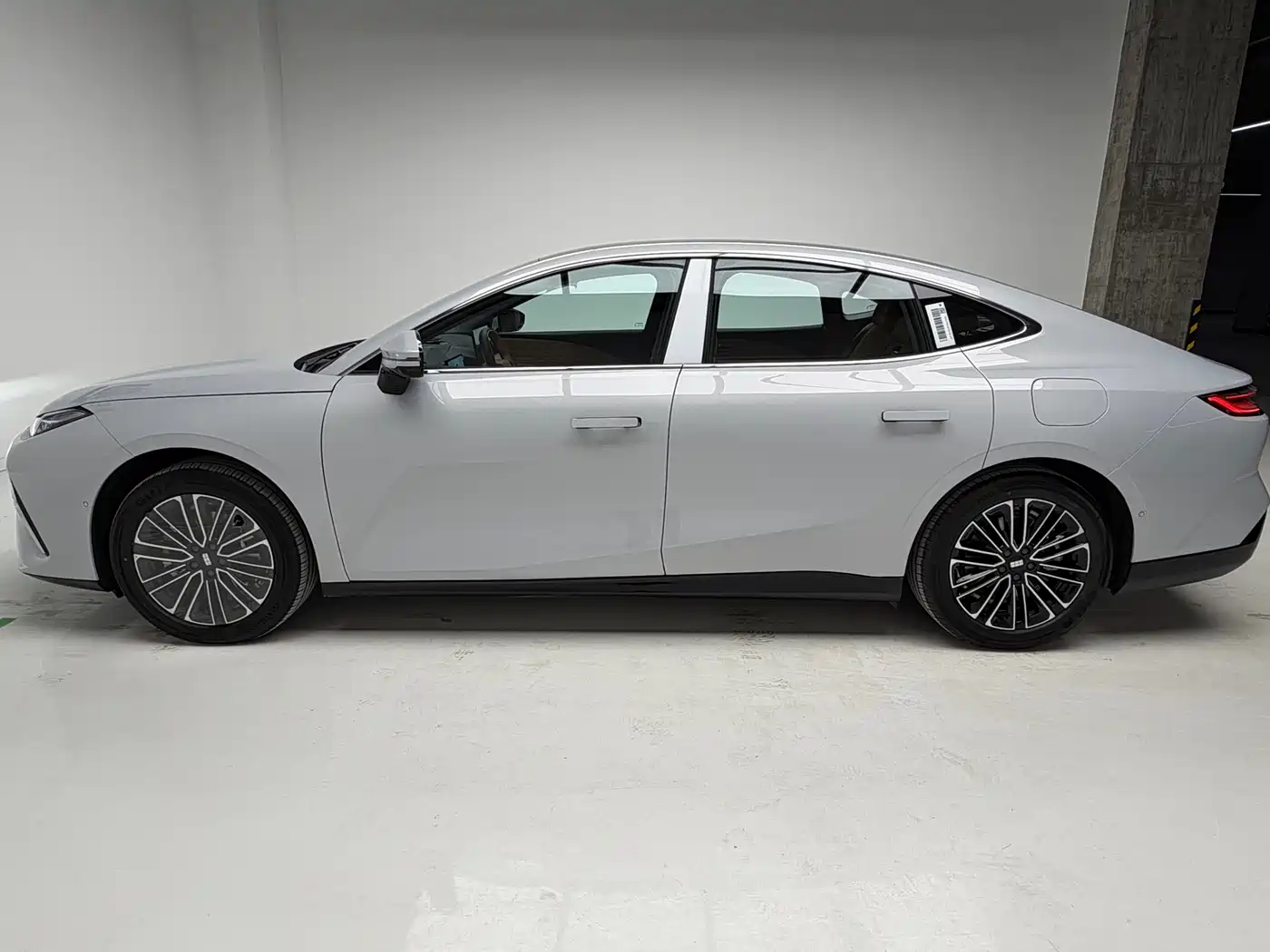 Geely Galaxy Galaxy Xingyao 8 2025 130km EM-i Premium Edition фото 9