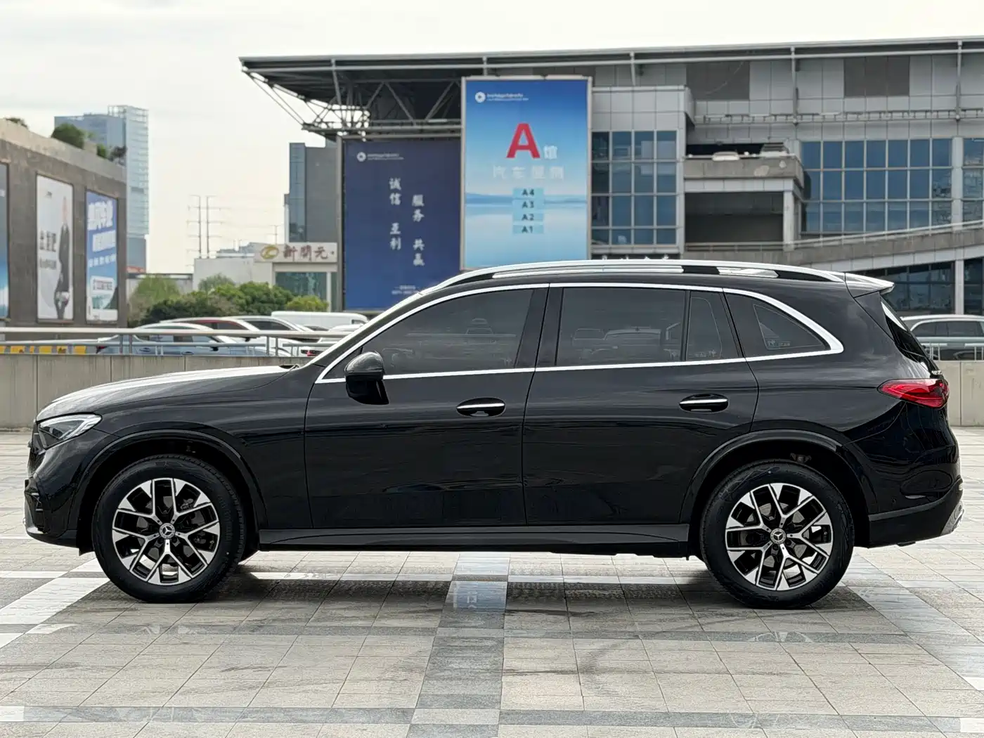 Mercedes-Benz GLC 2024 GLC 260 L 4MATIC Luxury 5-seater фото 7