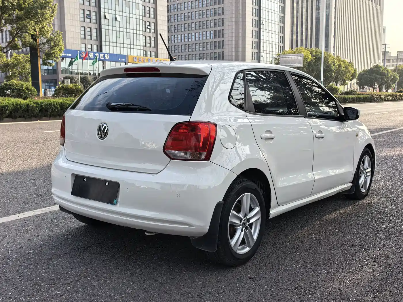 Volkswagen Polo 2011 1.6L Automatic Style Edition фото 4