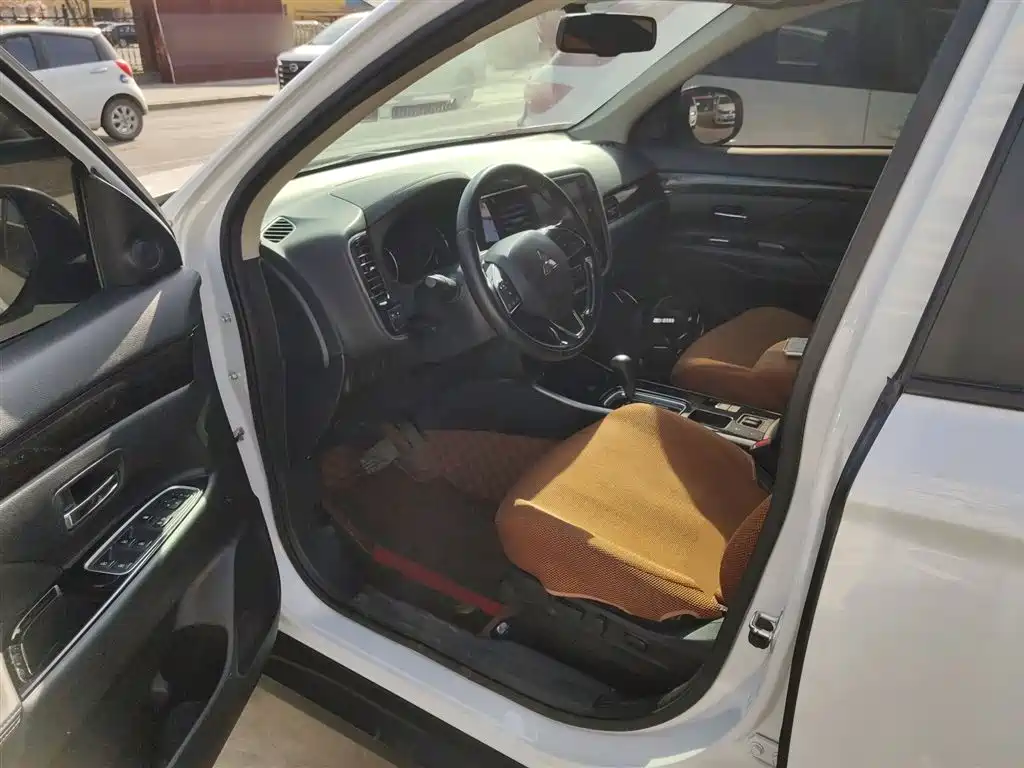 MITSUBISHI OUTLANDER