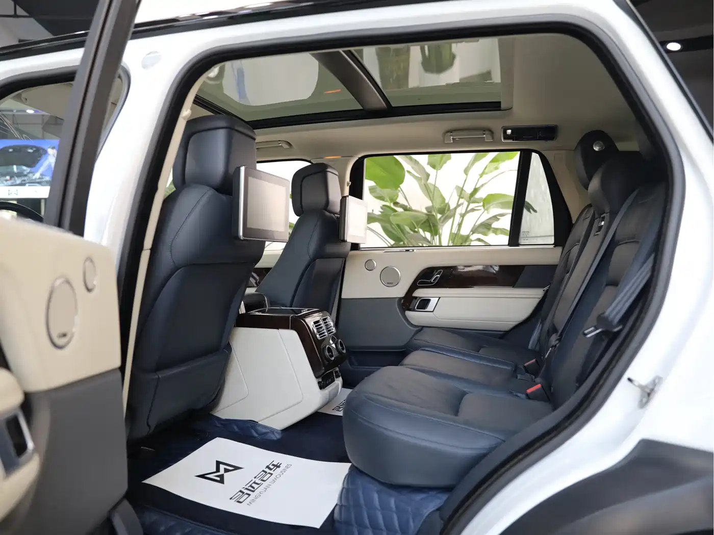 Land Rover Range Rover 2021 3.0 L6 Heritage Extended Classic Edition фото 13
