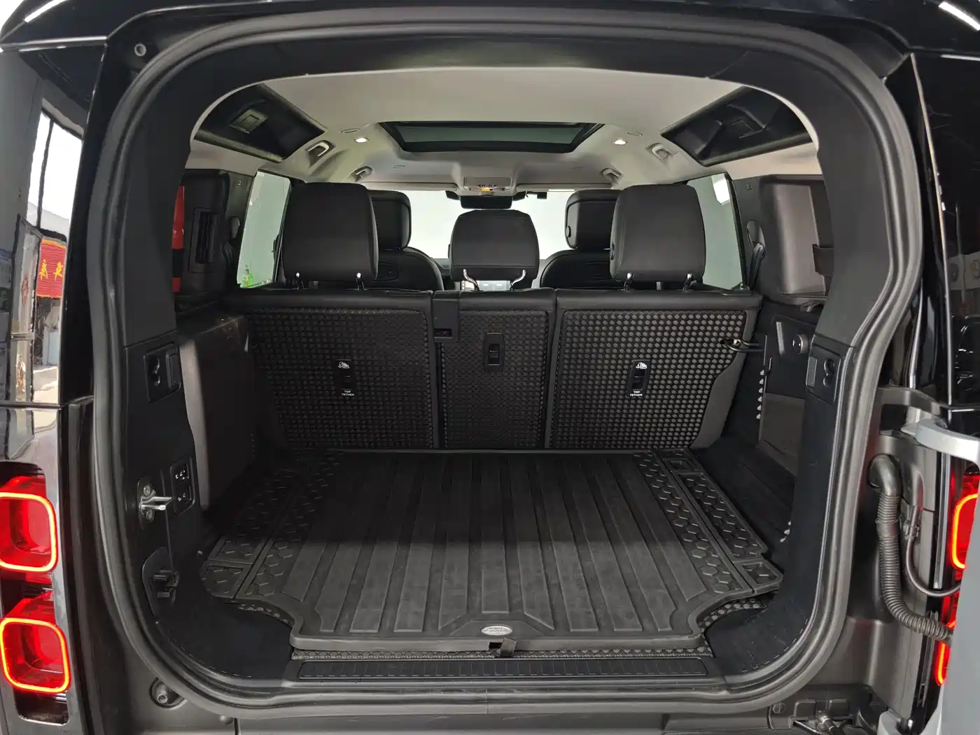 Land Rover Defender 2022 110 P400 Dark Special Edition фото 8