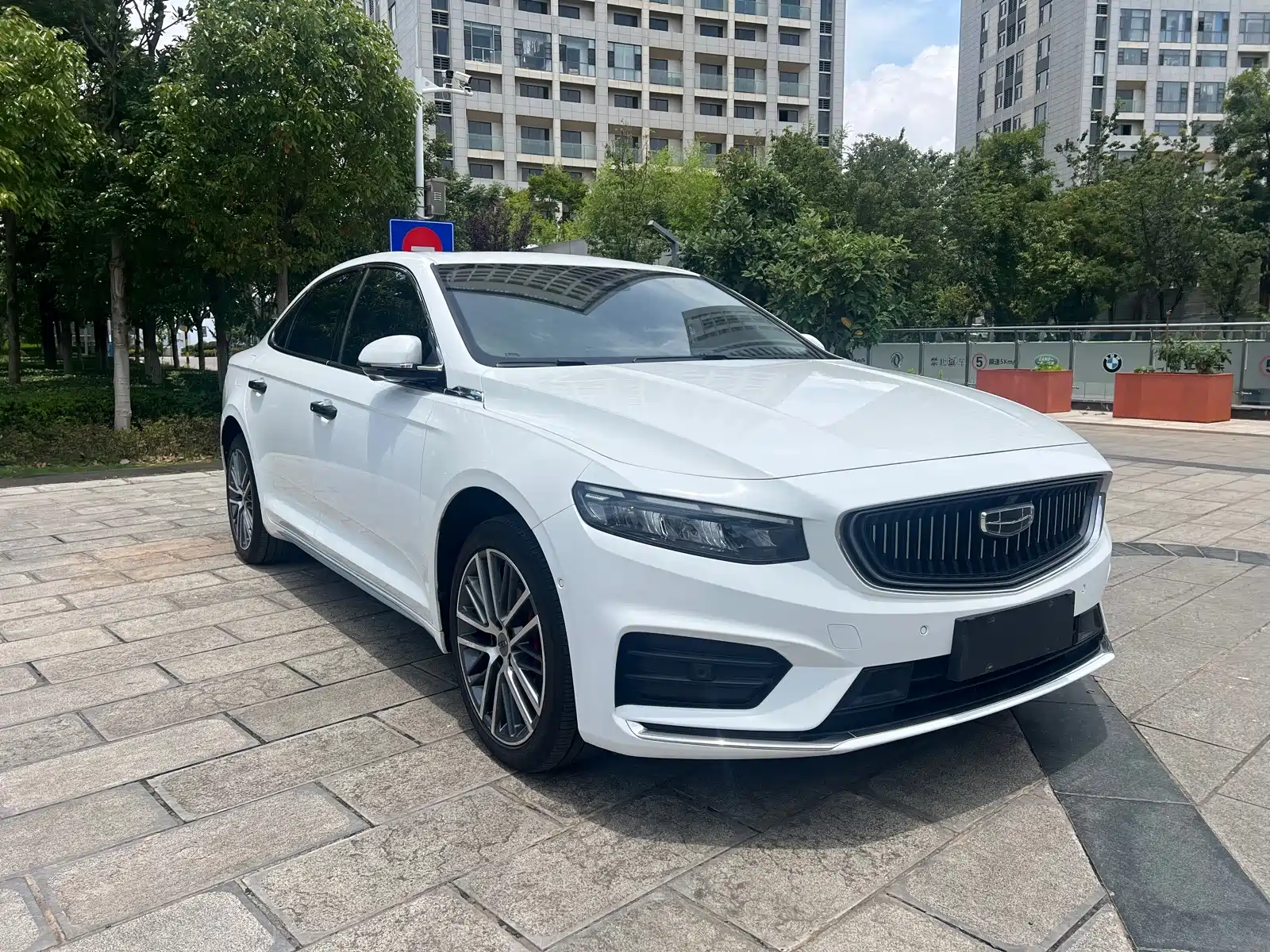 Фото 3 - Geely Preface