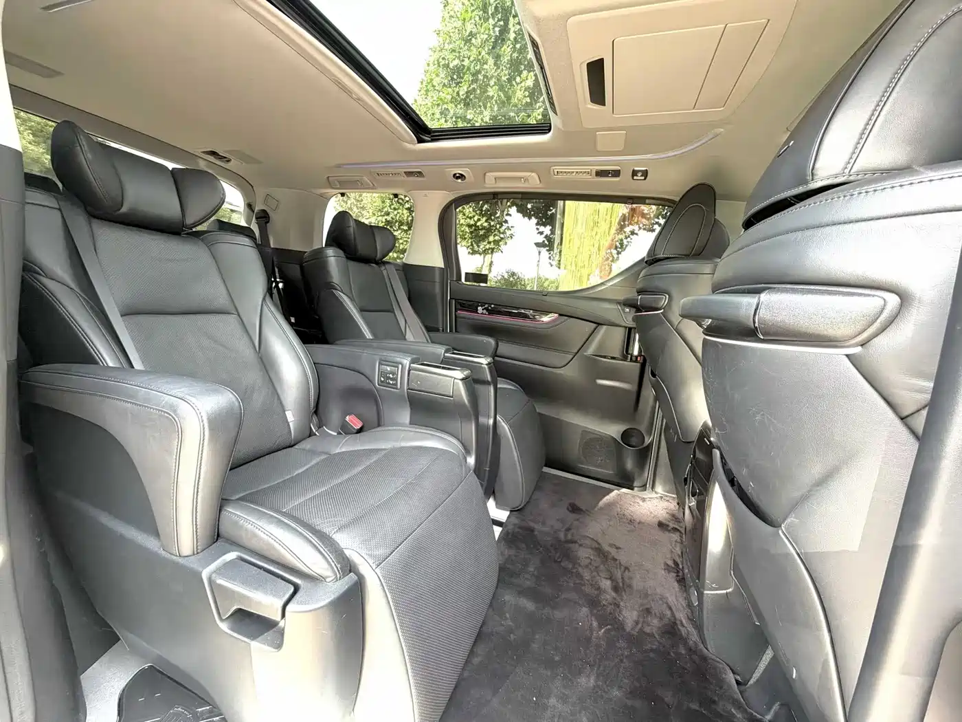 Toyota Vellfire 2019 Hybrid 2.5L HV Luxury Edition фото 6