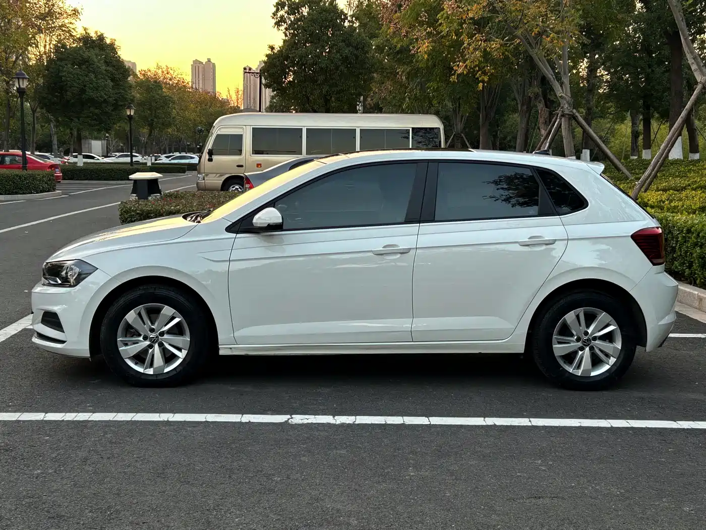 VOLKSWAGEN POLO
