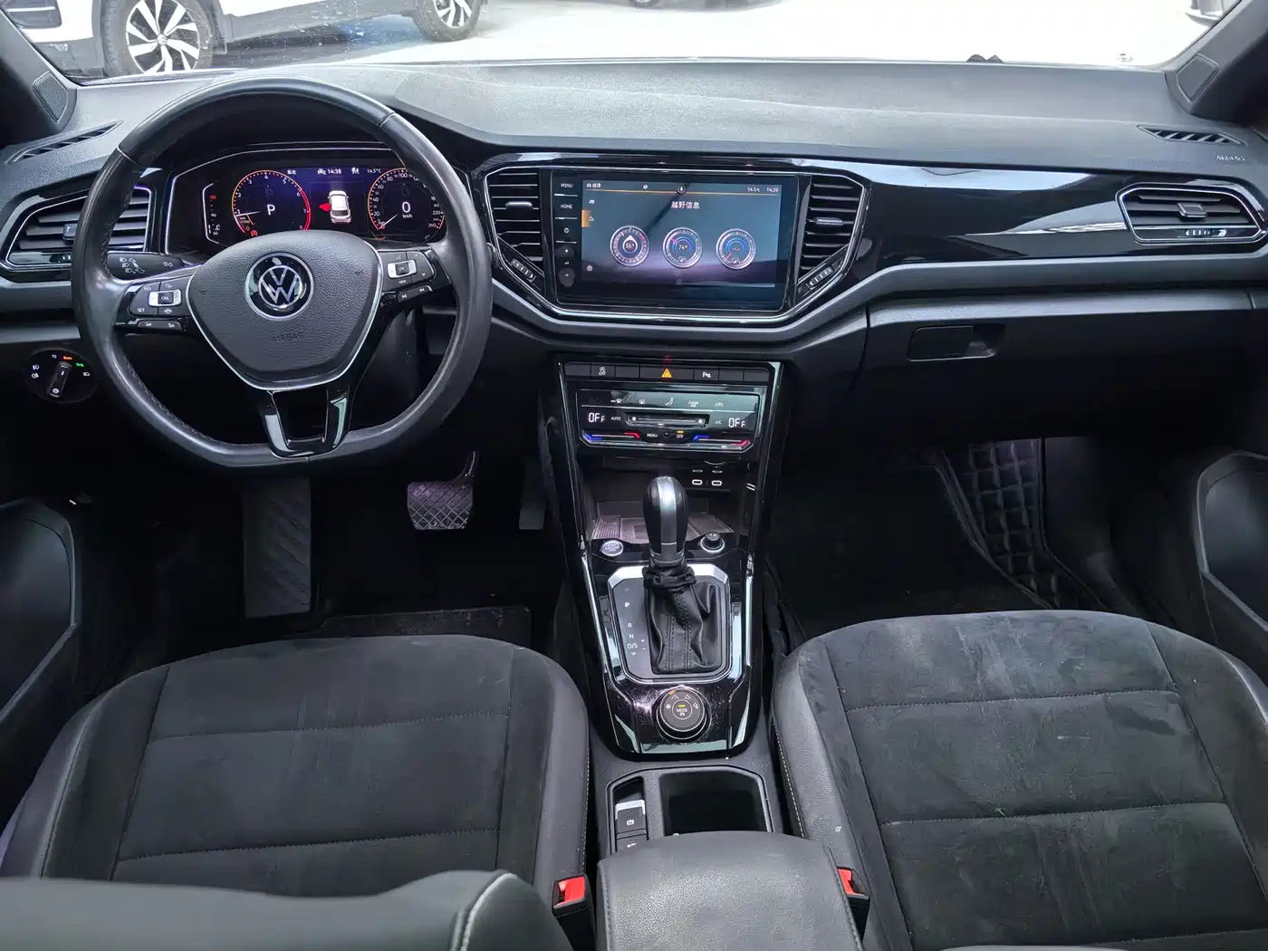 VOLKSWAGEN T ROC EXPLORING SONGS