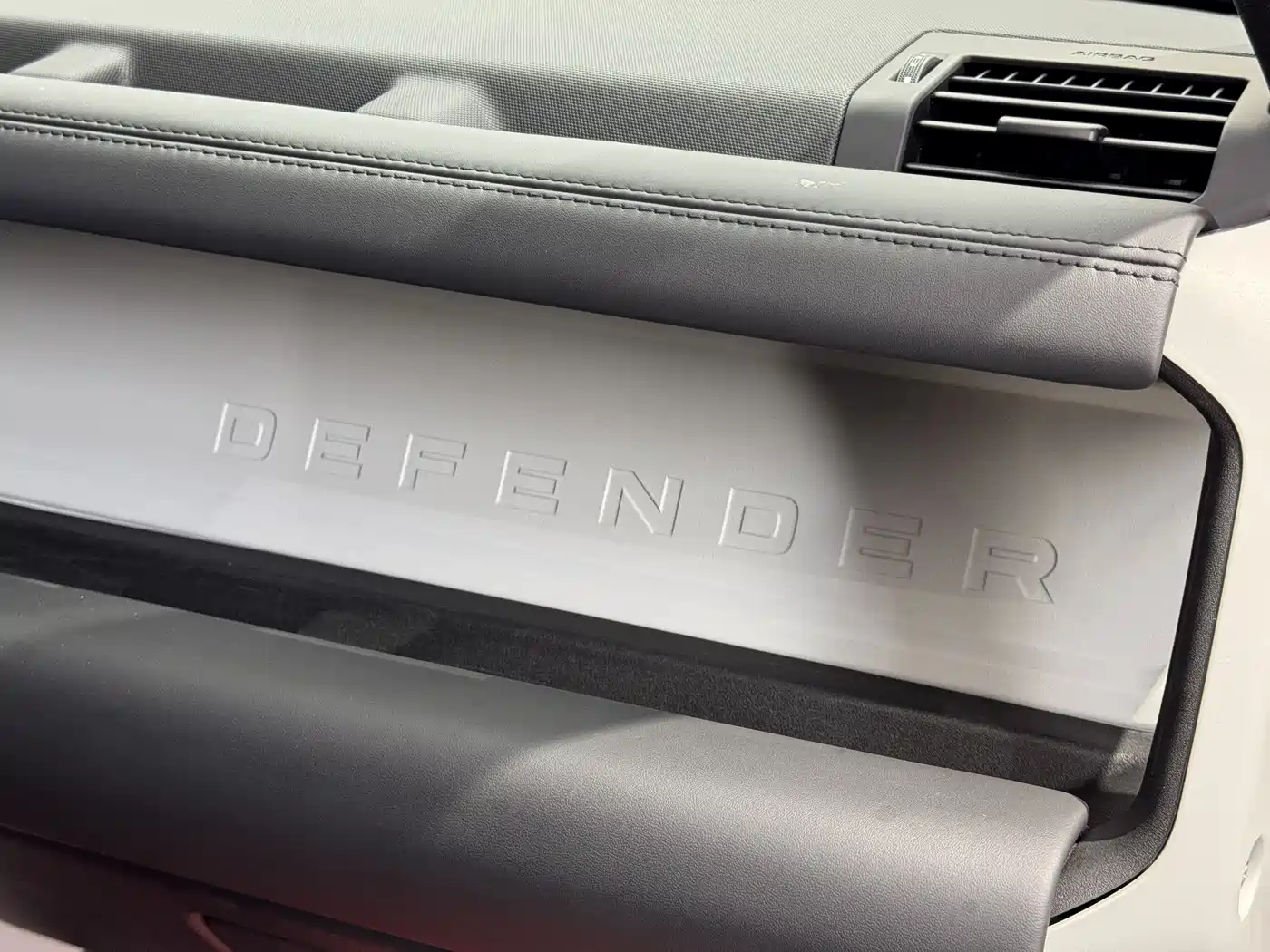 Land Rover Defender 2024 110 3.0T P400 Dark Special Edition фото 11