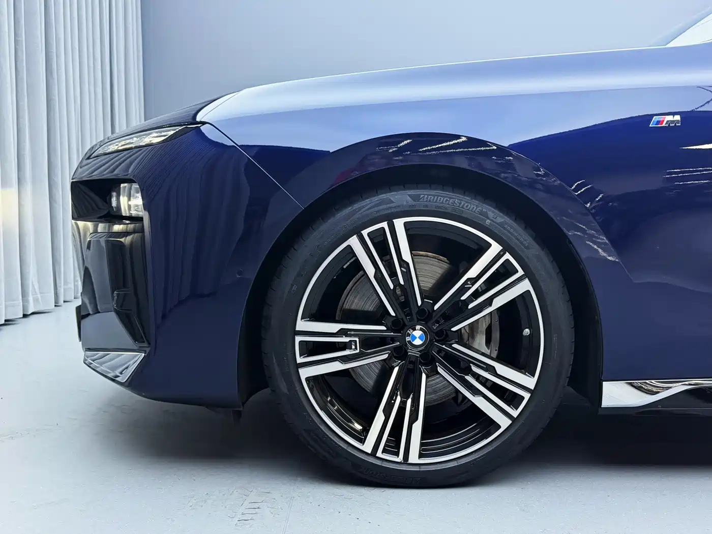 BMW 7 Series 2023 740Li Exclusive M Sport Package фото 31