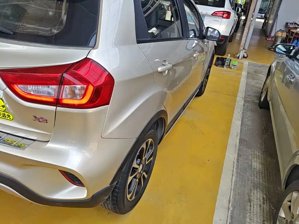 Фото 8 - Geely Vision X3