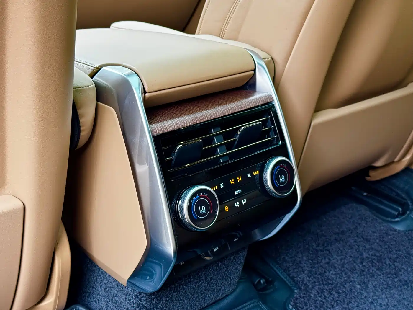 Land Rover Range Rover 2024 3.0 L6 400PS Golden Age Extended 7-Seater фото 14