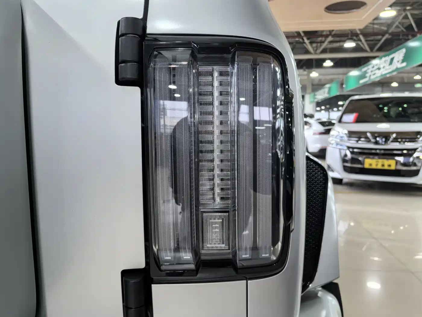 TANK CO CREATION TANK 300