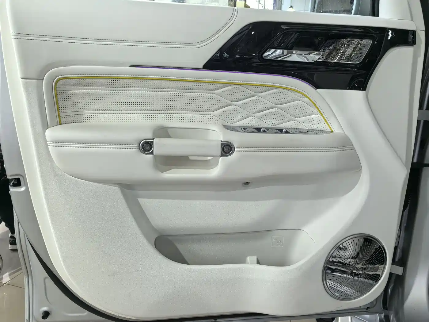 TANK CO CREATION TANK 300