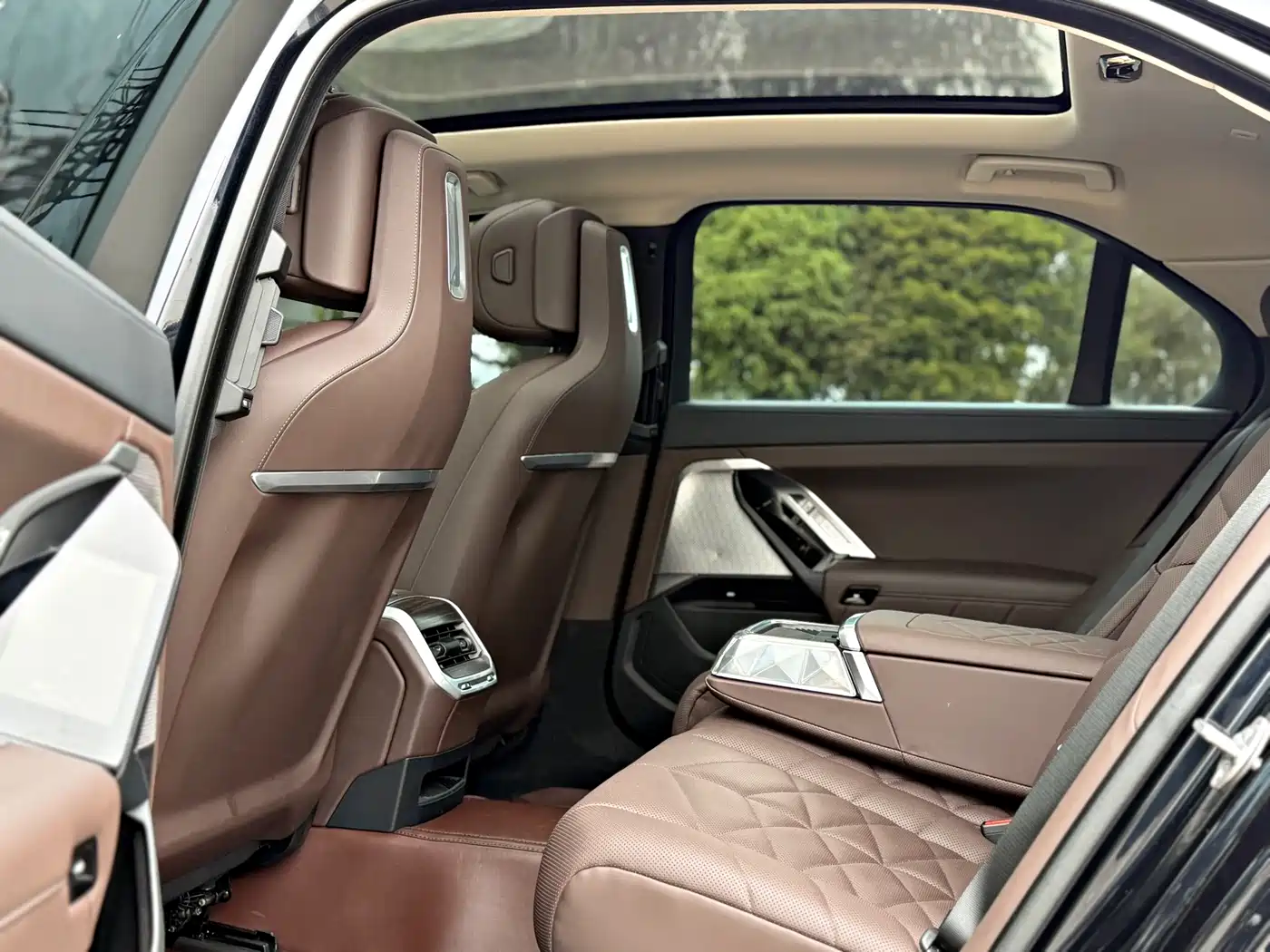 BMW 7 Series 2023 Model 735Li Luxury Package фото 7