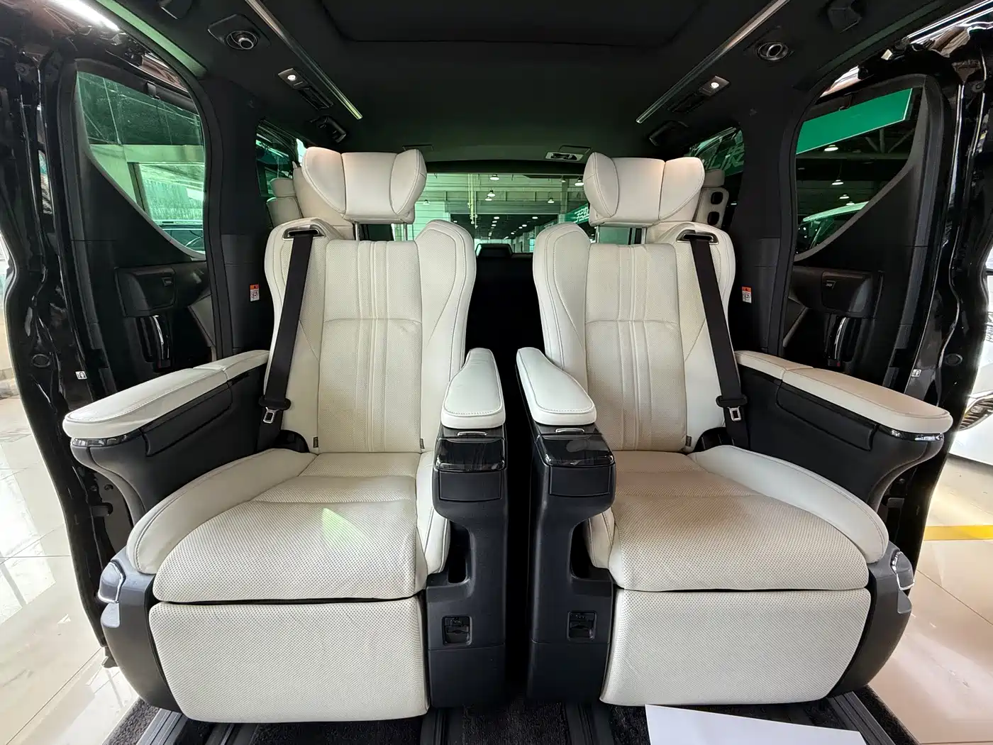 Lexus LM 2020 300h Seven-Seater Elegance Edition фото 22