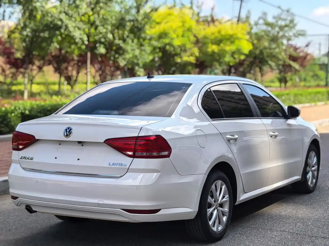 Volkswagen Lavida 2017 1.6L Automatic Comfort Edition фото 7