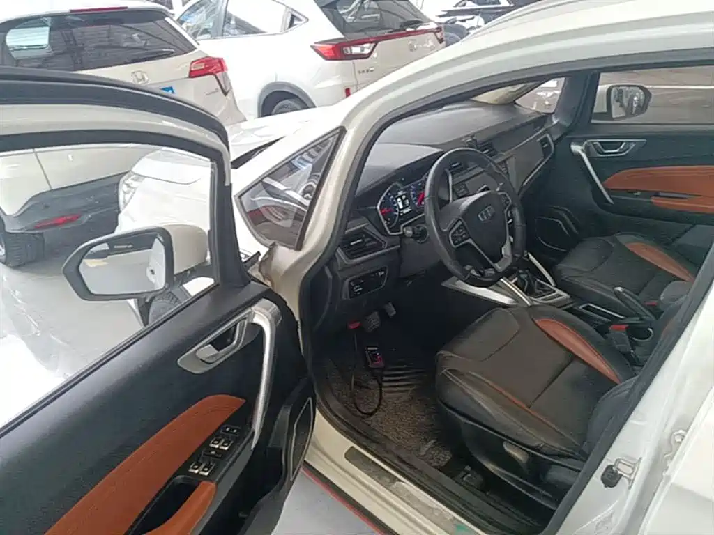 Фото 16 - Geely Vision X3