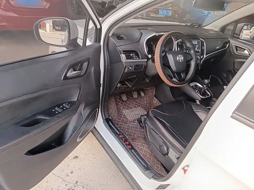 Zhonghua V3 2020 2020 1.6L Manual Comfort Starry Sky Edition