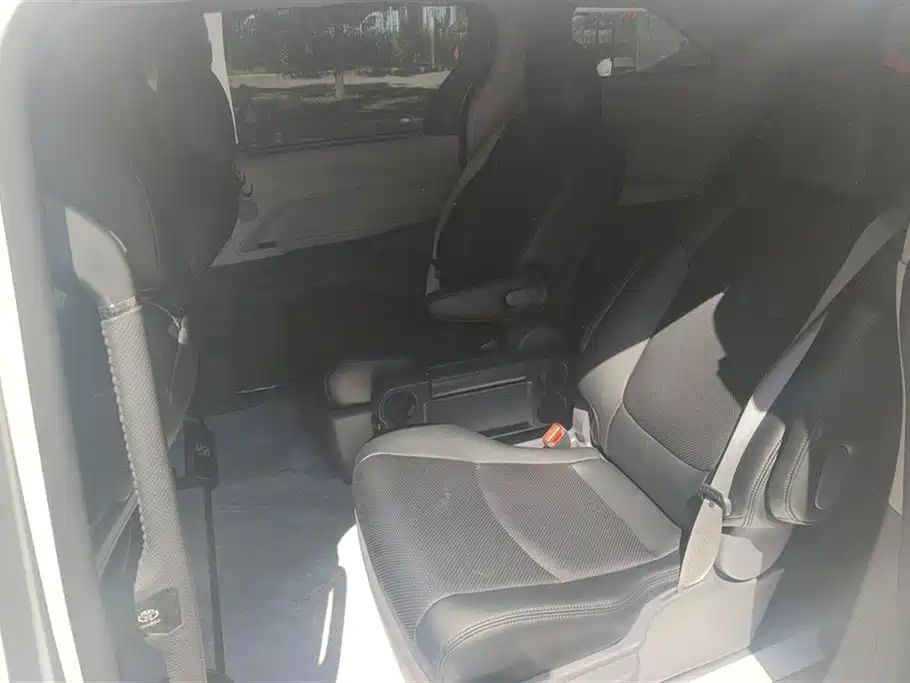 Toyota Sienna 2023 2.5L Hybrid Comfort Edition фото 11