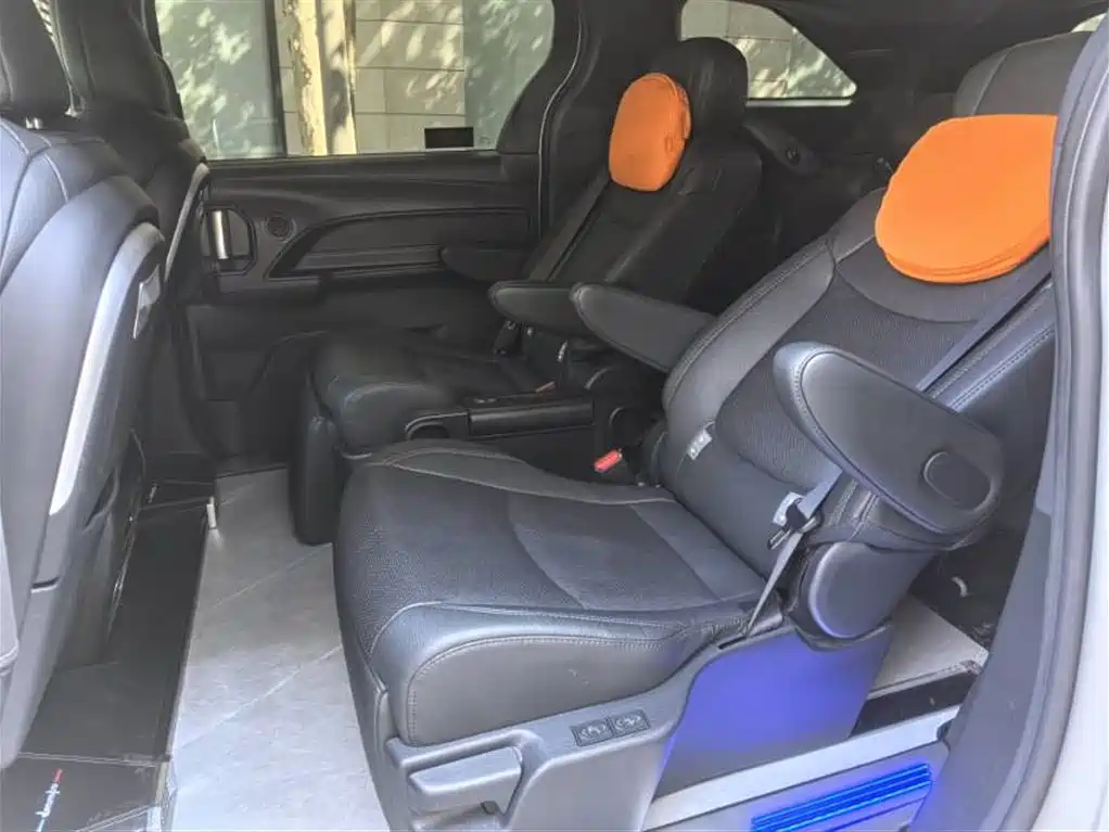 Toyota Sienna 2023 2.5L Hybrid Platinum Edition фото 7