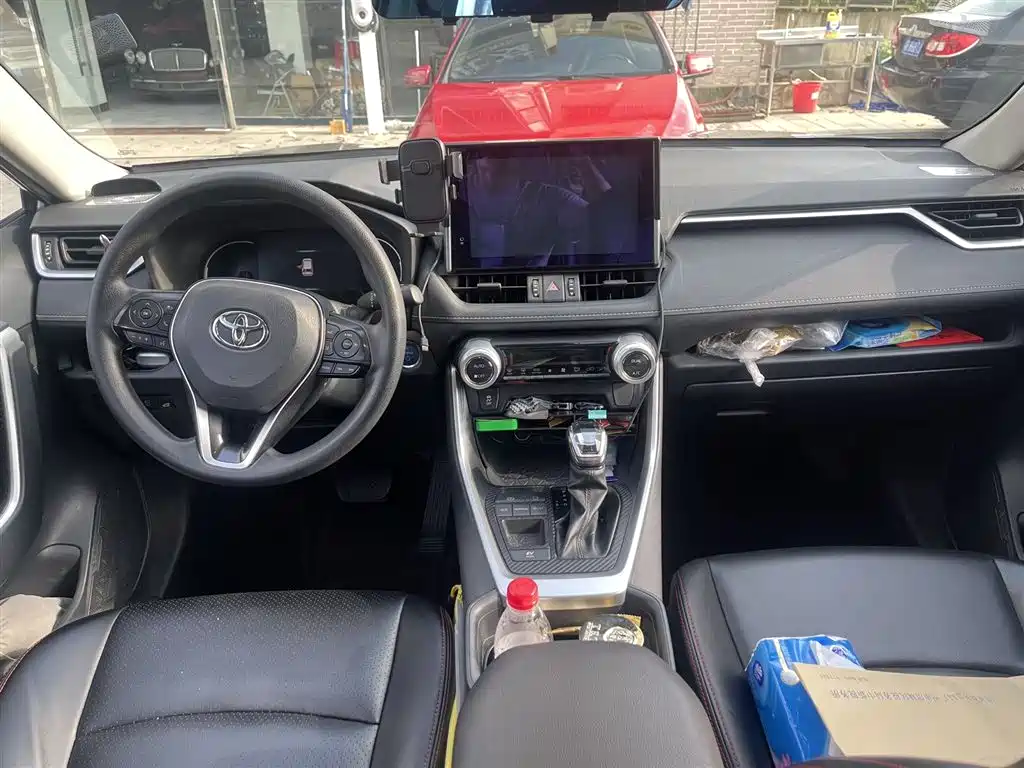 Toyota RAV4 Rongfang 2022 Hybrid 2.5L E-CVT 2WD Elite Edition фото 10