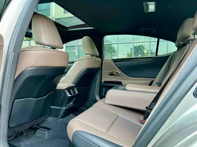 Lexus ES 2021 300h Luxury Edition — фото 4