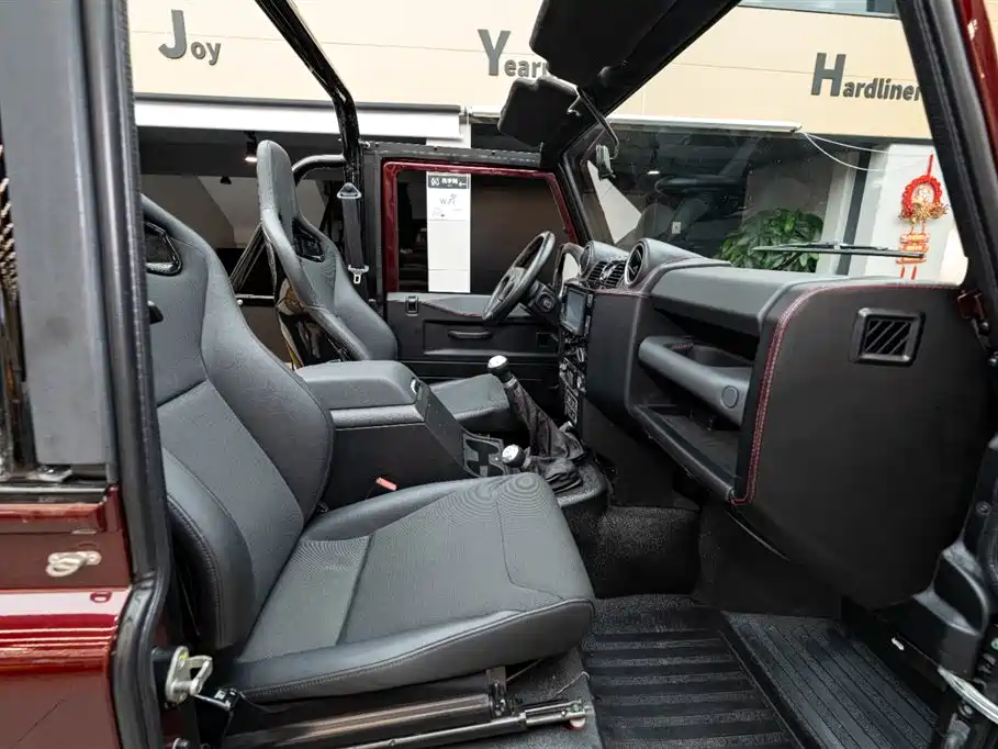 Land Rover Defender фото 14
