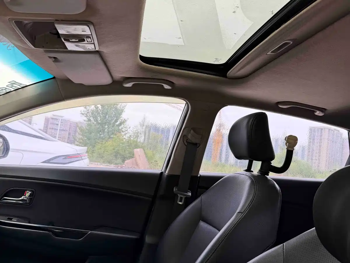 Kia K2 2012 Hatchback 1.6L AT Premium Commemorative Edition фото 6