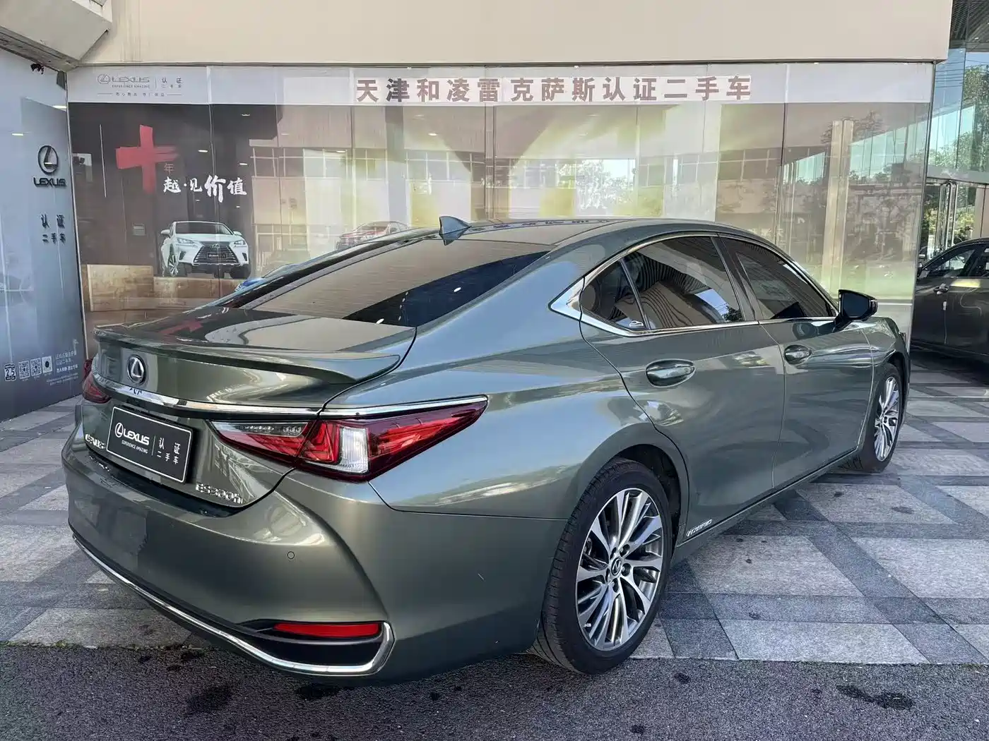 Lexus ES 2022 300h Ultimate Edition фото 4