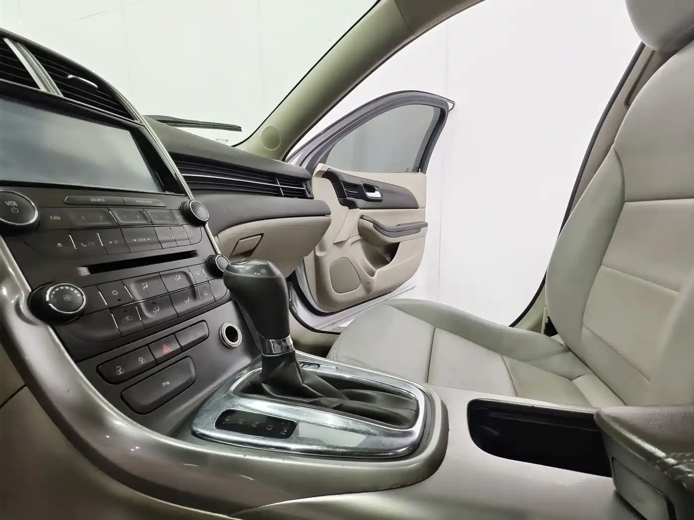 Chevrolet Malibu 2014 2.0L Automatic Luxury фото 12