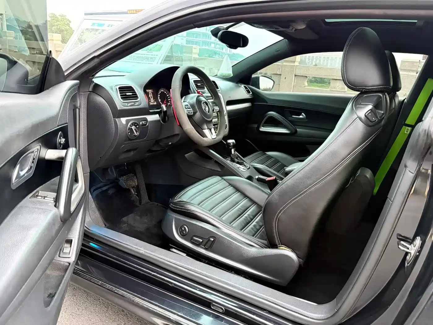 Volkswagen Scirocco 2010 2.0TSI Luxury Edition фото 7
