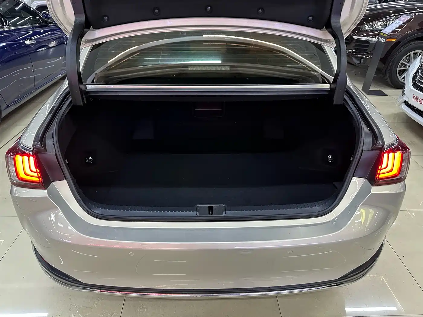 Lexus ES 2020 Model 300h Executive Edition фото 17
