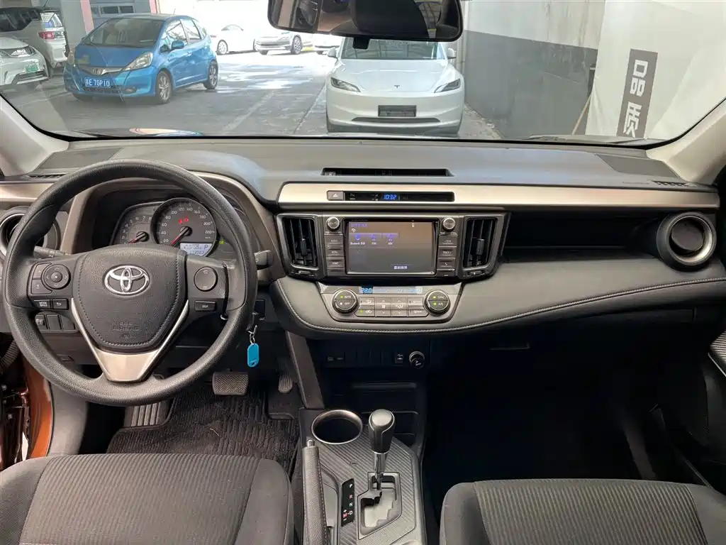 Toyota RAV4 Rongfang 2015 2.0L CVT 2WD Trend Edition фото 14