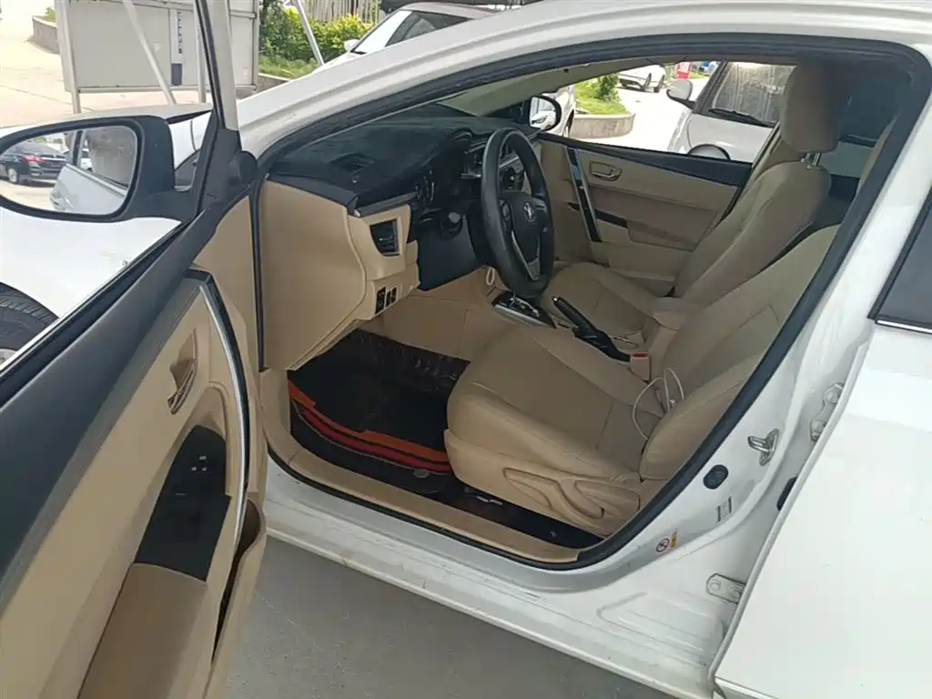 Toyota Corolla 2014 1.6L CVT GL-i фото 16