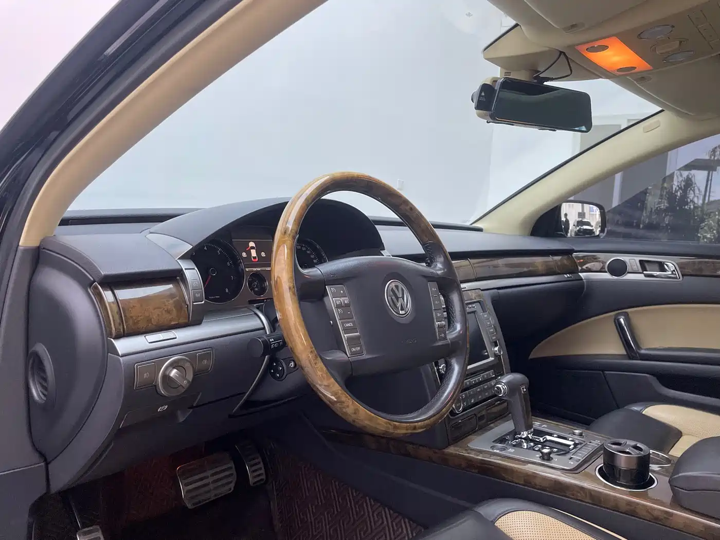 Volkswagen Phaeton 2009 Model 3.6L V6 5-seat Extended Luxury фото 5
