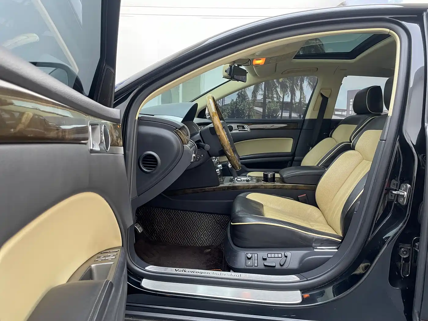 Volkswagen Phaeton 2009 Model 3.6L V6 5-seat Extended Luxury фото 4