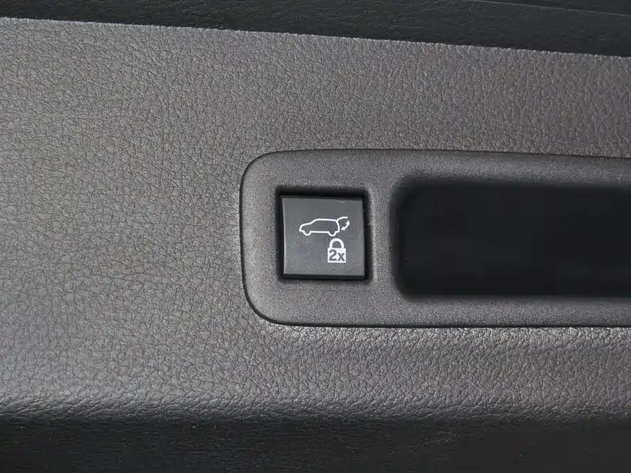 Toyota Sienna 2023 2.5L Hybrid Premium Edition фото 13