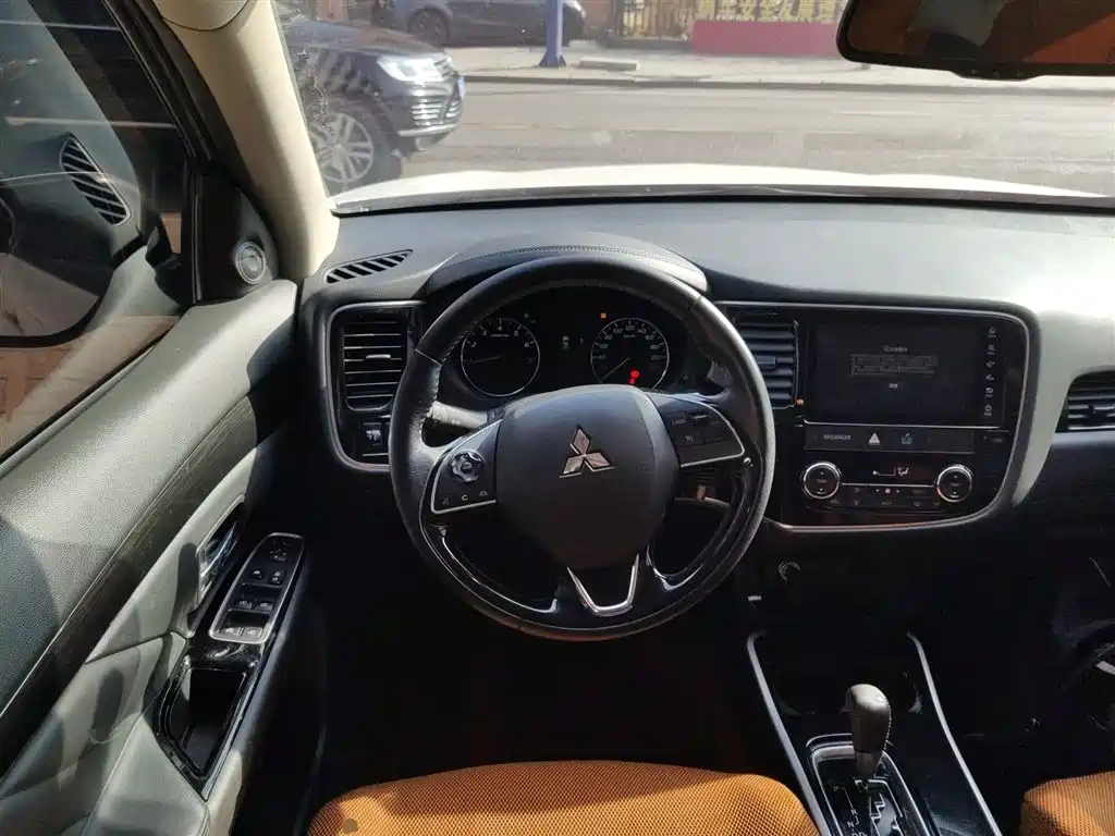 MITSUBISHI OUTLANDER