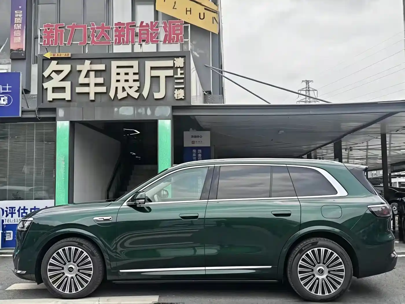 AITO Wenjie AITO M8 2025 Extended Range Ultra 53.4kWh 6-Seater фото 20