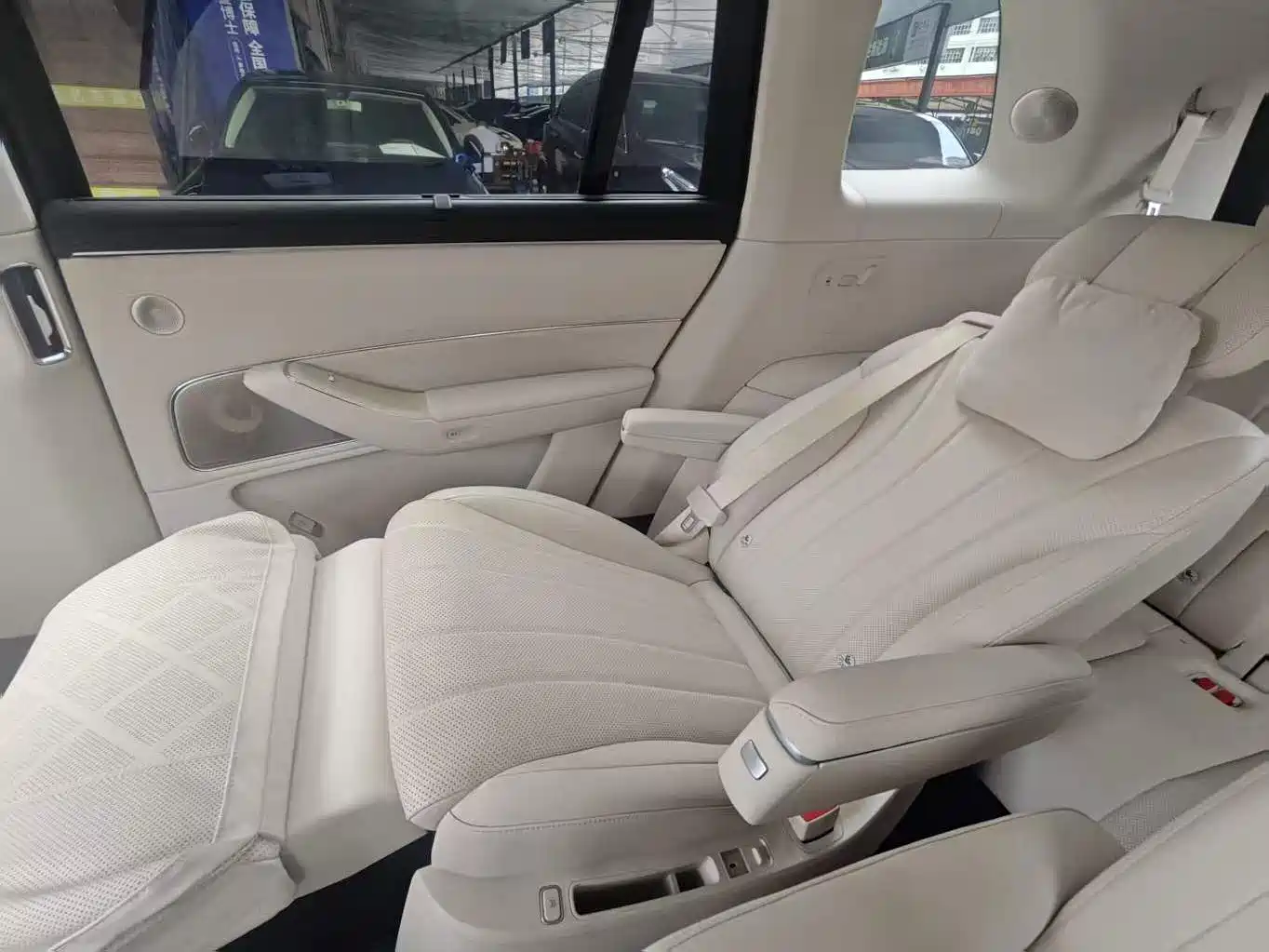 AITO Wenjie AITO M8 2025 Extended Range Ultra 53.4kWh 6-Seater фото 10