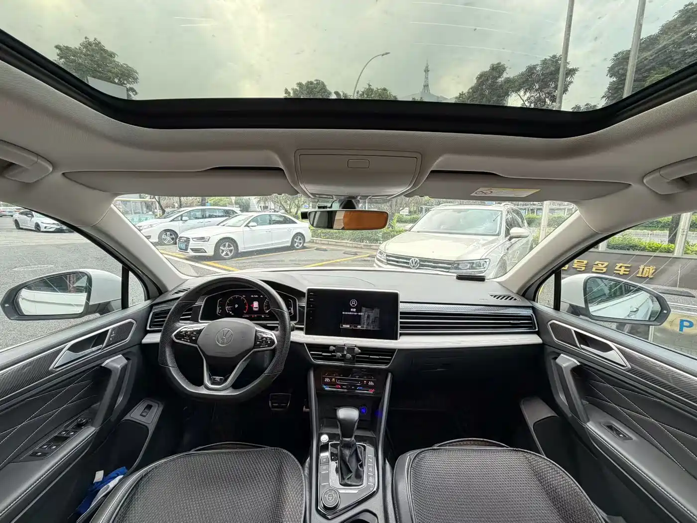 Volkswagen Tiguan L 2022 380TSI Automatic 4WD R-Line Cross Edition 7-Seater фото 17