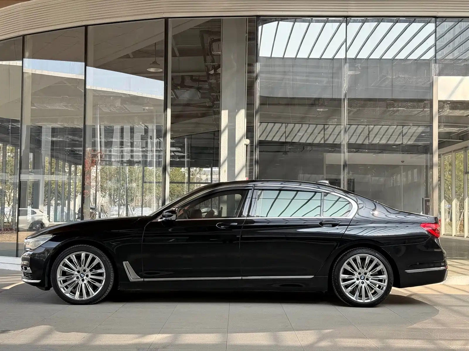 Photo 18 - BMW 7 Series
