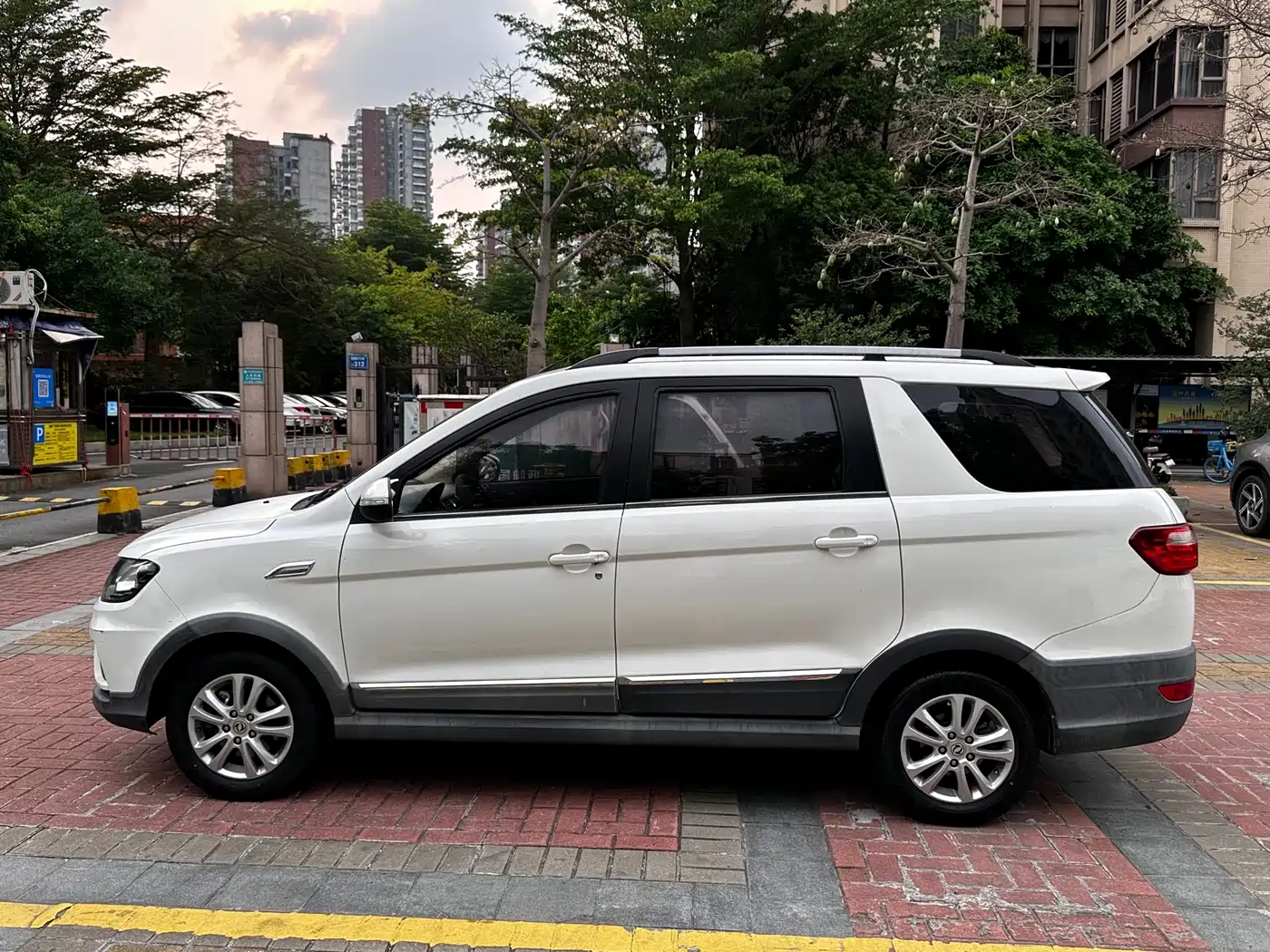 Dongfeng Fengguang Fengguang 370 2016 2016 1.5L Manual Luxury 7-seater