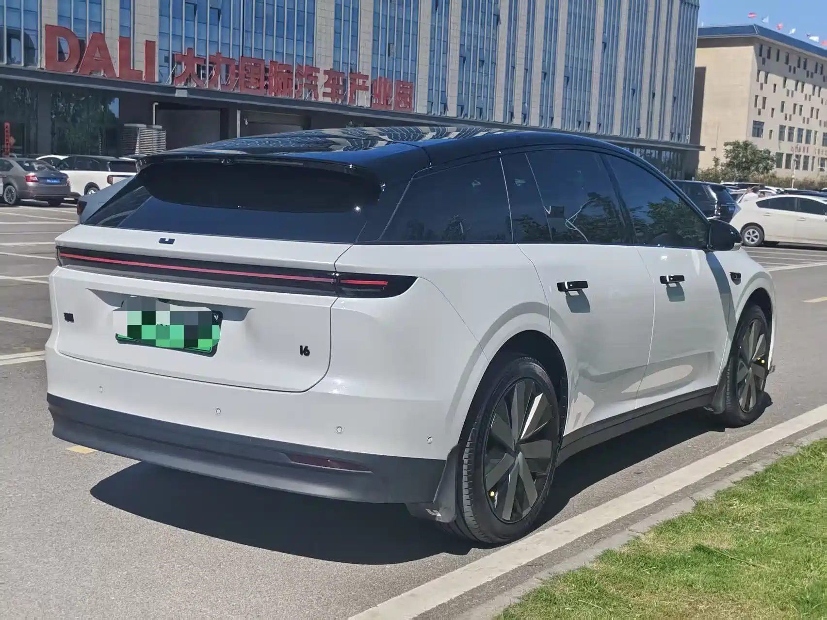 Photo 7 - Li Auto i6