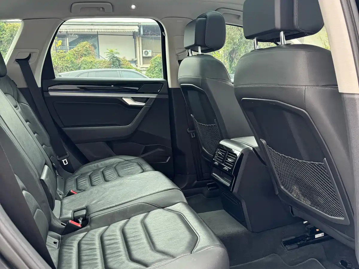 Volkswagen Touareg 2022 3.0TSI Rui Xiang Edition Gloss Black Sport Package фото 5