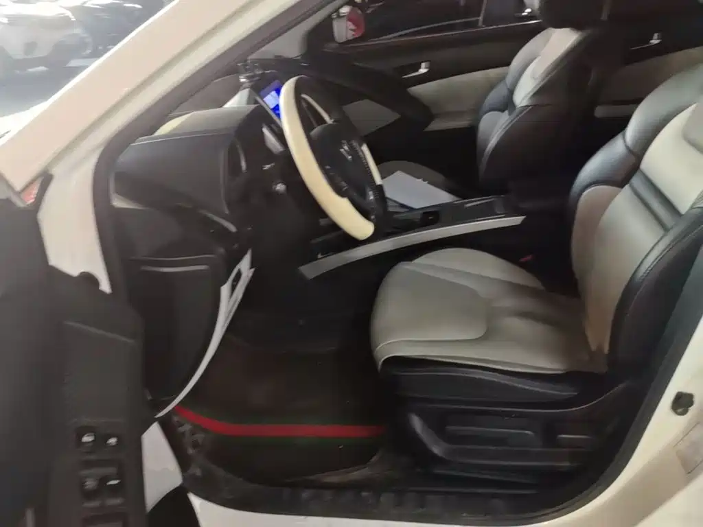 Фото 20 - Luxgen U6 SUV