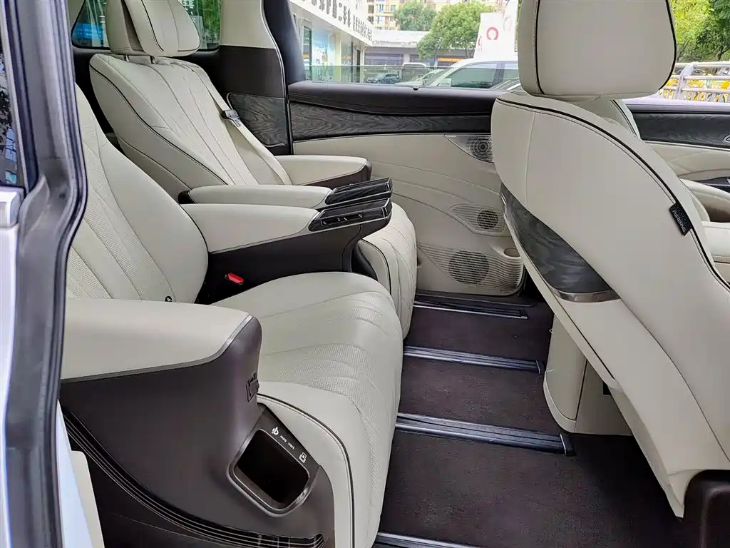Denza D9 2024 DM-i 1050 Premium фото 11